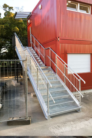Haupttreppe zum OG von einer Kindergarten Containeranlage inkl. Zertifikat nach DIN 1090 EXC2, feuerverzinkte Aussentreppe mit zweifachem Handlauf und Setzstufen